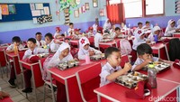 Sejumlah murid SDN Sukatani 5 menikmati Makan Bergizi Gratis, Depok, Senin (6/1/2024). 