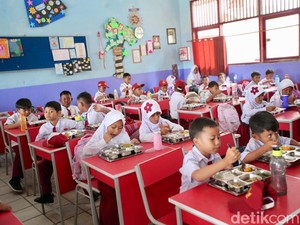 Makan Bergizi Gratis Dimulai Hari Ini, Ini Menunya di Berbagai Daerah
