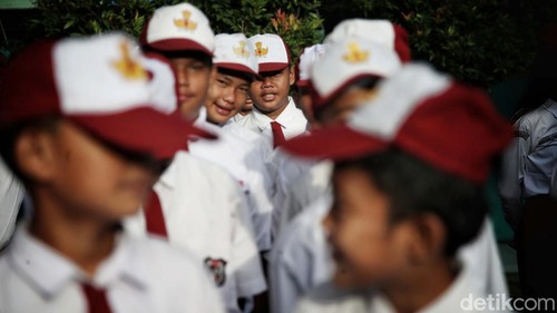 Para pelajar mulai kembali ke sekolah usai libur Nataru. Mereka masuk ke sekolah dengan ceria dan semangat.