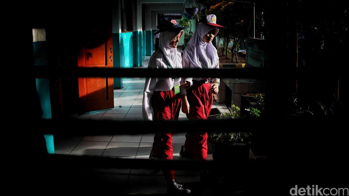 Para pelajar mulai kembali ke sekolah usai libur Nataru. Mereka masuk ke sekolah dengan ceria dan semangat.