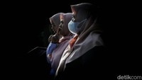 Guru-guru juga menyambut siswa dengan hangat.  