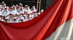 Senyum Siswa Kembali Sekolah usai Libur Nataru