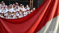 Di hari pertama sekolah, mereka langsung mengikuti upacara bendera.