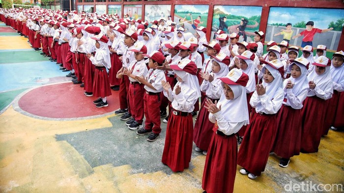 Para pelajar mulai kembali ke sekolah usai libur Nataru. Mereka masuk ke sekolah dengan ceria dan semangat.