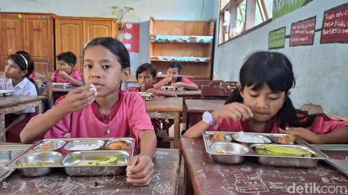 Siswa di SD GMIT Manumuti, Kecamatan Kupang Tengah, Kabupaten Kupang, NTT, saat menikmati makanan bergizi gratis, Senin (6/1/2025). (Yufengki Bria/detikBali)