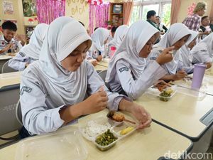 Melihat Menu Makan Bergizi Gratis di Palembang Pentol Ikan-Sayur Buncis
