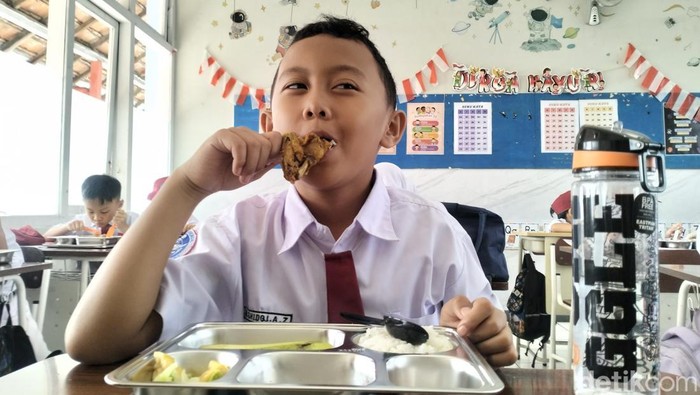 Siswa SD Angkasa mendapat program Makan Bergizi Gratis