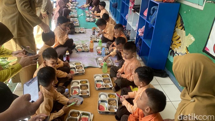 Siswa SDN 1 Sigaluh, Banjarnegara menikmati menu makan bergizi gratis, Senin (6/1/2025).