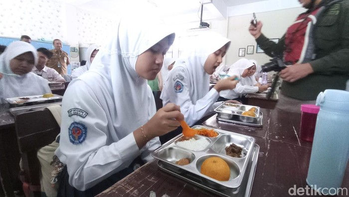 Siswa sekolah di Tasikmalaya saat mendapatkan makan bergizi gratis