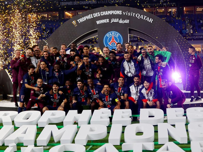 Soccer Football - Trophee des Champions - Final - Paris St Germain v AS Monaco - Stadium 974, Doha, Qatar - January 5, 2025 Paris St Germain players pose for a team group photo after winning the French Super Cup REUTERS/Ibraheem Al Omari