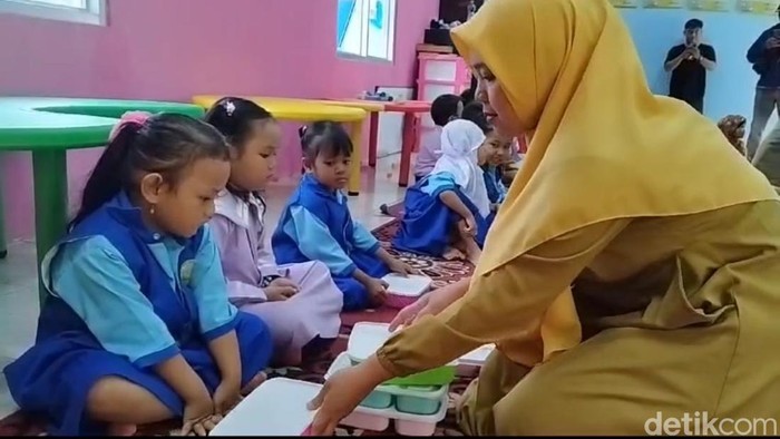 Suasana makan bergizi gratis di Kabupaten Belitung Timur