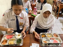 Mendikdasmen Cek Program Makan Bergizi Gratis di SMPN 12 Semarang