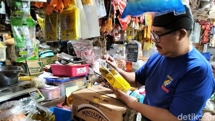 Sutisna salah seorang pedagang MinyakKita di Pasar Kosambi Bandung