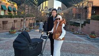 Syahrini dan Reino Barack membawa Princess R berkeliling sambil jalan kaki di Jepang. Sebelum pergi ke Jepang, keluarga Reino Barack merayakan tahun baru 2025 bersama di Singapura.  Foto: dok. Instagram Syahrini