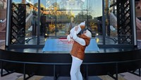 Syahrini berpose menggendong Princess R yang kini sudah berusia 5 bulan. Foto: dok. Instagram Syahrini
