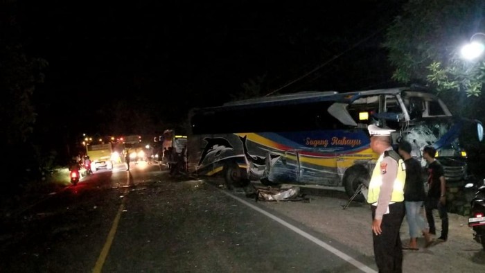 Tabrakan beruntun dua bus Sumber Group dan truk di Ngawi.