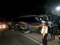 Dua Bus Sumber Group Adu Banteng, Gara-gara Nyalip Sembarangan