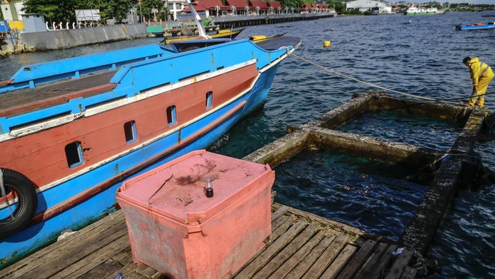 Pengendara sepeda motor melintas di atas dermaga yang rusak di Kelurahan Gamalama Ternate, Maluku Utara, Senin (6/1/2025).Dermaga yang dijadikan sebagai tambatan perahu bagi nelayan tersebut rusak dan sebagian besar papan telah lepas yang menyisakan hanya rangka kayu dan kini belum dilakukan perbaikan oleh pemerintah setempat. ANTARA FOTO/Andri Saputra/nz.
