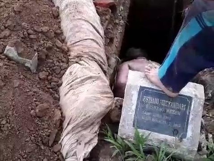 Tangkapan layar tukang gali kubur menemukan jenazah masih utuh meski sudah dimakamkan bertahun-tahun di Makam Desa Ploso, Kabupaten Kudus, Minggu (5/1/2025).