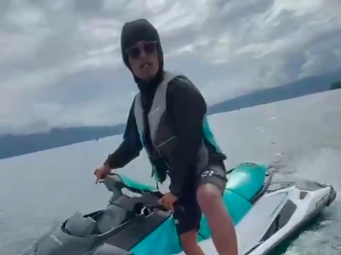 Tangkapan layar video dugaan penganiayaan di tengah Danau Toba