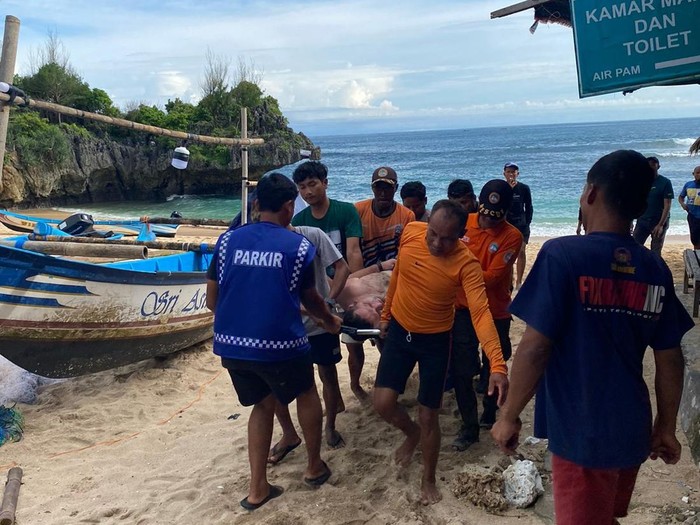 Tim SAR Satlinmas Rescue Istimewa Wilayah II Kabupaten Gunungkidul saat melakukan evakuasi WNA Turki yang terseret ombak Pantai Slili, Senin (6/1/2025).