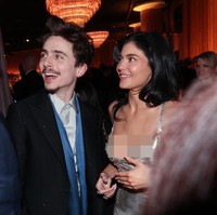 Timothee hadir sebagai nominasi berkat perannya dalam film biografi Bob Dylan, ‘A Complete Unknown’. Foto: Christopher Polk/GG2025/Penske Media via Getty Images