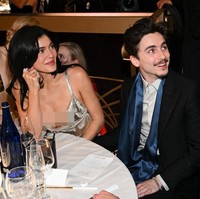 Kylie Jenner menemani sang kekasih, aktor Timothee Chalamet, di malam penghargaan Golden Globes di The Beverly Hilton, California, Senin (5/01/2025). Keduanya duduk bersama selama acara berlangsung. Foto: Christopher Polk/GG2025/Penske Media via Getty Images