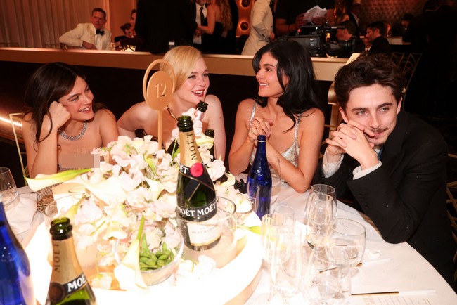Ini merupakan kali kedua secara berturut-turut Timothee dan Kylie menghadiri Golden Globes. Tahun lalu, mereka juga mencuri perhatian dengan penampilan serba hitam. Foto: Christopher Polk/GG2025/Penske Media via Getty Images