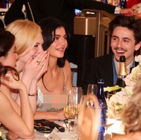 Di sisi Kylie, Timothee, yang berusia 29 tahun tampak elegan mengenakan setelan jas hitam, kemeja abu-abu, dan syal biru sebagai aksesori. Dia tak segan memperlihatkan kemesraannya dengan wanita yang dipacarinya selama satu tahun terakhir. Foto: Christopher Polk/GG2025/Penske Media via Getty Images