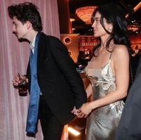 Kylie tampil dengan gaun chainmail perak nan seksi. Potongan punggung terbuka yang rendah mengekspos kulitnya. Foto: Christopher Polk/GG2025/Penske Media via Getty Images