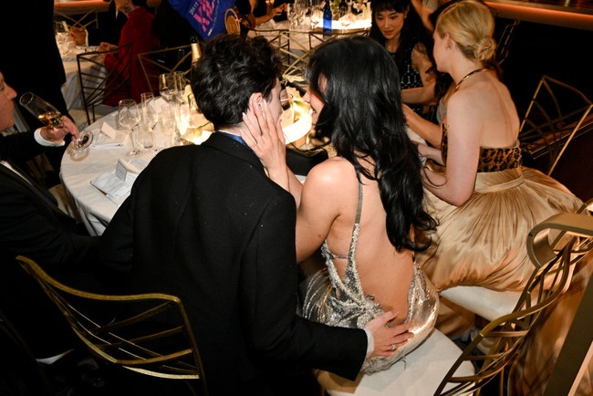 Kylie dan Timothee tampak menikmati momen romantis mereka dengan duduk santai di meja, saling berbisik, dan sesekali berciuman. Foto: Christopher Polk/GG2025/Penske Media via Getty Images
