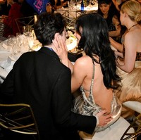Kylie dan Timothee tampak menikmati momen romantis mereka dengan duduk santai di meja, saling berbisik, dan sesekali berciuman. Foto: Christopher Polk/GG2025/Penske Media via Getty Images