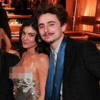 Alih-alih tampil dengan smoky eyes atau bibir bold, Kylie memilih riasan tipis dengan bulu mata natural dan alis yang tidak terlalu terdefinisi. Banyak yang menyadari perubahan penampilan Kylie tersebut setelah ia pacaran dengan Timothee Chalamet. Penggemar di media sosial ramai memuji penampilan barunya. “Kylie terlihat cantik malam ini, dan berani saya katakan, natural.” Foto: Christopher Polk/GG2025/Penske Media via Getty Images