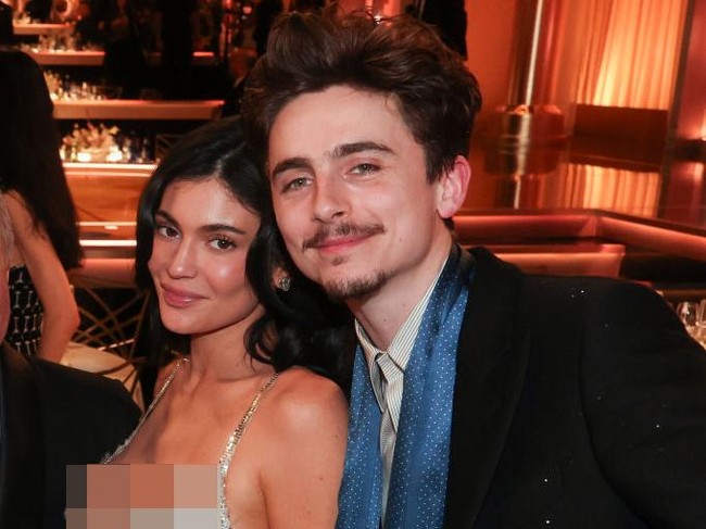 Alih-alih tampil dengan smoky eyes atau bibir bold, Kylie memilih riasan tipis dengan bulu mata natural dan alis yang tidak terlalu terdefinisi. Banyak yang menyadari perubahan penampilan Kylie tersebut setelah ia pacaran dengan Timothee Chalamet. Penggemar di media sosial ramai memuji penampilan barunya. “Kylie terlihat cantik malam ini, dan berani saya katakan, natural.” Foto: Christopher Polk/GG2025/Penske Media via Getty Images