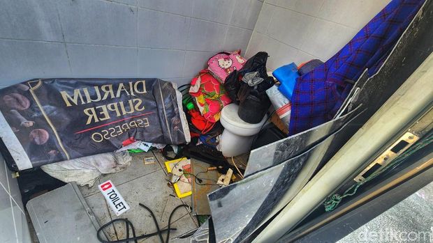 Toilet Alun-alun Gadobangkong yang jadi kamar pribadi