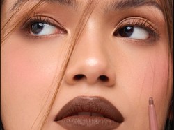 5 Makeup Bernuansa Mocha Mousse yang Jadi Tren Warna di 2025