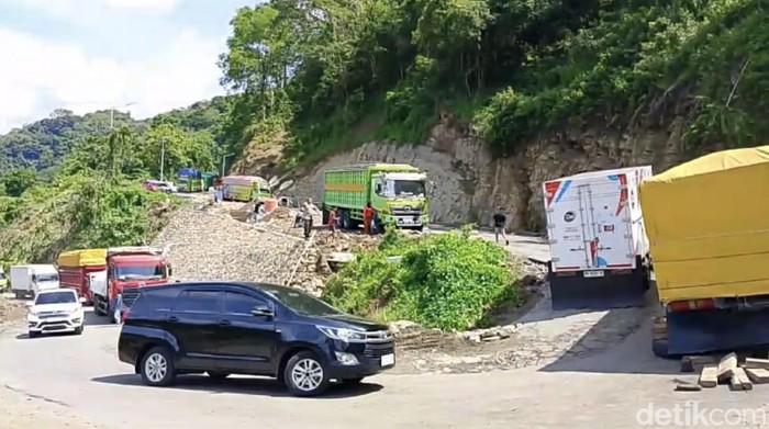 Truk mogok di Jalan Poros Maros-Bone.