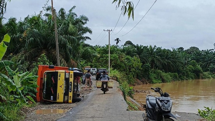 Truk terguling di bekas jalan amblas di Muratara.