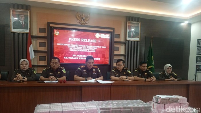 Tumpukan uang TPPU Bandar narkoba Sudiaman di Sumedang