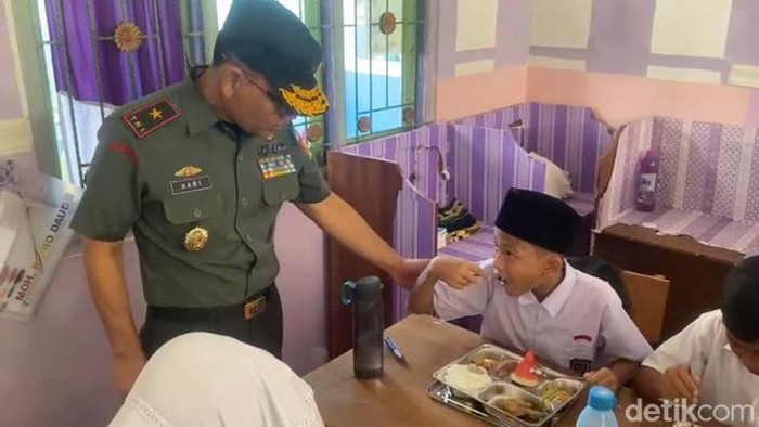 Uji coba program Makan Bergizi Gratis di Gorontalo.