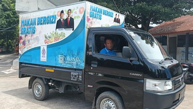 Mobil vendor penyedia program Makan Bergizi Gratis di Jembrana, Senin (6/1/2024).