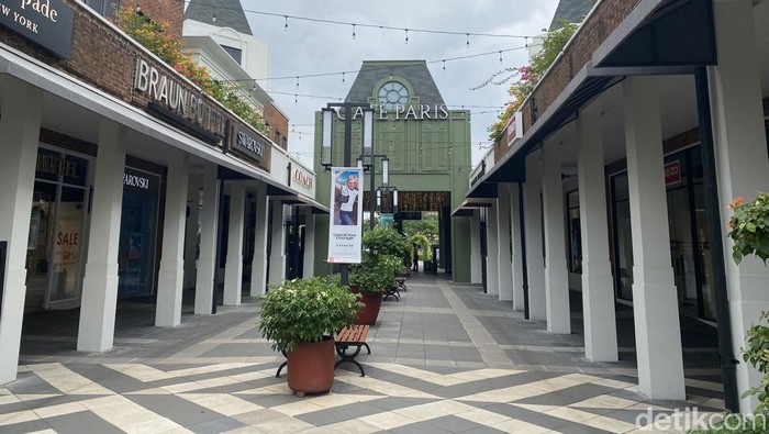 Villagio Mall, sebuah pusat perbelanjaan yang baru-baru ini dibuka di kawasan Karawang Barat, dikenal dengan desain arsitektur bergaya Italia. Yuk lihat.