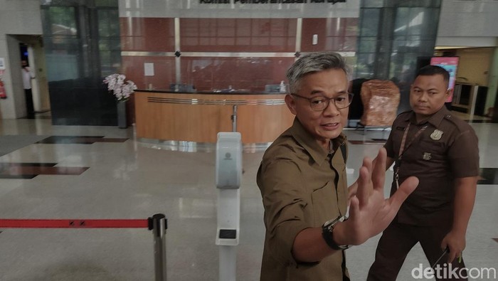 Wahyu Setiawan Diperiksa KPK Terkait Hasto Kristiyanto Mantan Komisioner KPU Wahyu Setiawan diperiksa KPK. Ia diperiksa sebagai saksi untuk tersangka Hasto Kristiyanto.