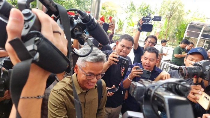Wahyu Setiawan saat diperiksa KPK (Adrial/detikcom)