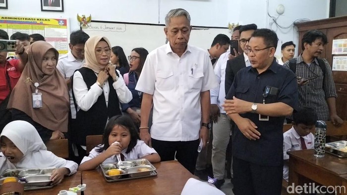 Wakil Menteri Sosial (Wamensos) Agus Jabo Priyono meninjau pelaksanaan makan bergizi gratis di SDS dan SMPS Barunawati, Palmerah, Jakarta Barat.  (Maulani/detikcom).