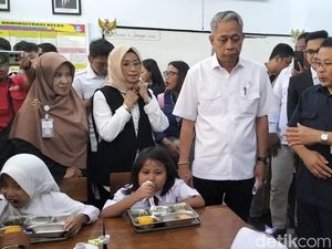 Wamensos Cek Makan Bergizi Gratis di SD Barunawati Jakbar, Menu Ayam Goreng