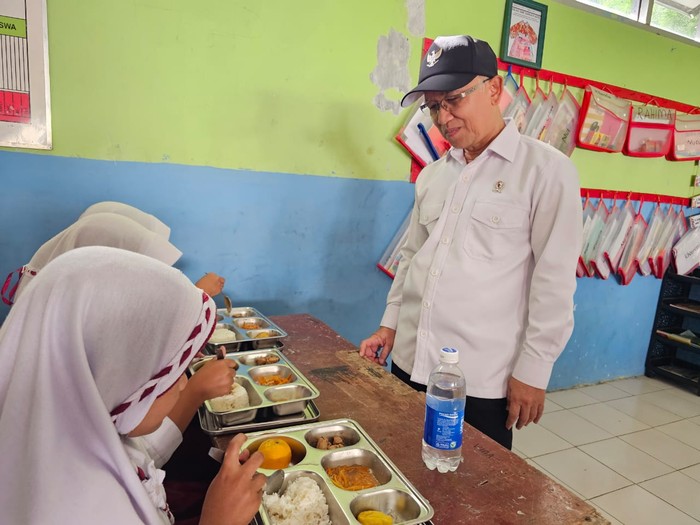 Wamendikdasmen Atip Latipulhayat mendapatkan informasi 80% siswa SDN di Bogor yang belum sarapan saat meninjau pelaksanaan makan bergizi gratis. (dok Istimewa)
