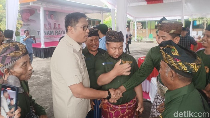 Wamenten Sudaryono seusai mengikuti acara tanam raya varietas padi unggul Gamagora 7 di Desa Pengembur, Lombok Tengah, Senin (6/1/2024). Foto: (Edi Suryansyah/detikBali)