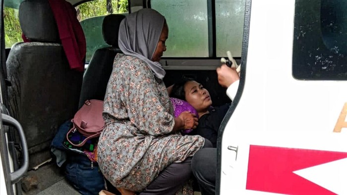 Warga Sukabumi Melahirkan di Ambulans