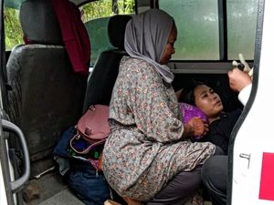 Ambulans Itu Jadi Saksi Perjuangan Yosi Lahirkan Sang Buah Hati